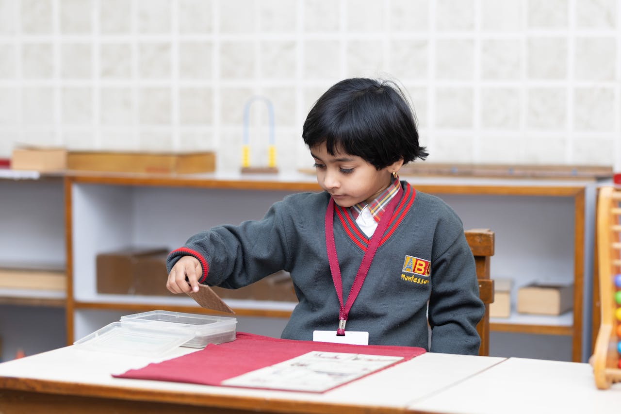 Enfant à haut potentiel intellectuel travaillant en autonomie en ambiance Montessori