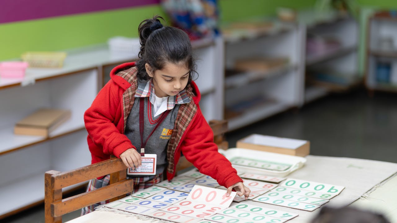 Activité en classe Montessori à Grenoble