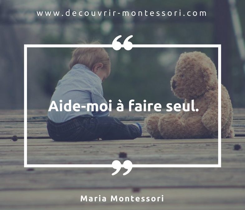Enfant qui fait seul une activité Montessori