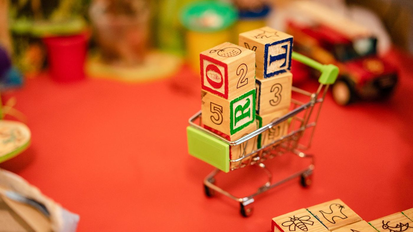 Un caddie miniature rempli de cubes en bois