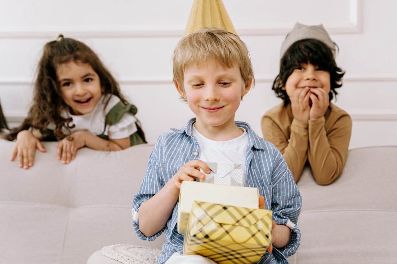 Trouver le cadeau de Noël parfait pour un enfant : critères Montessori