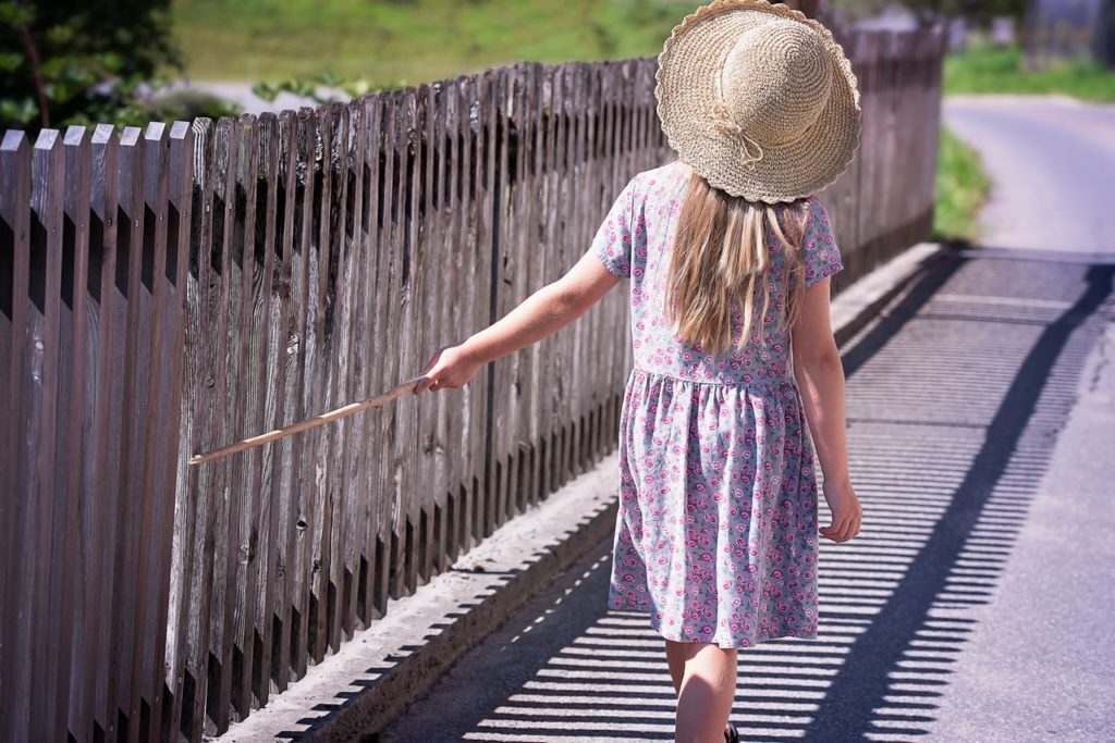 Tout-petit en activité Montessori dans la communauté enfantine