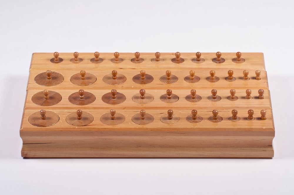 Les blocs de cylindres : le premier matériel sensoriel de Montessori