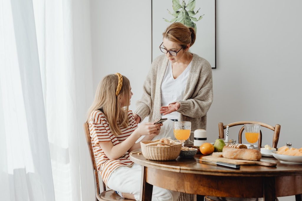 Parent expliquant la politesse à son enfant