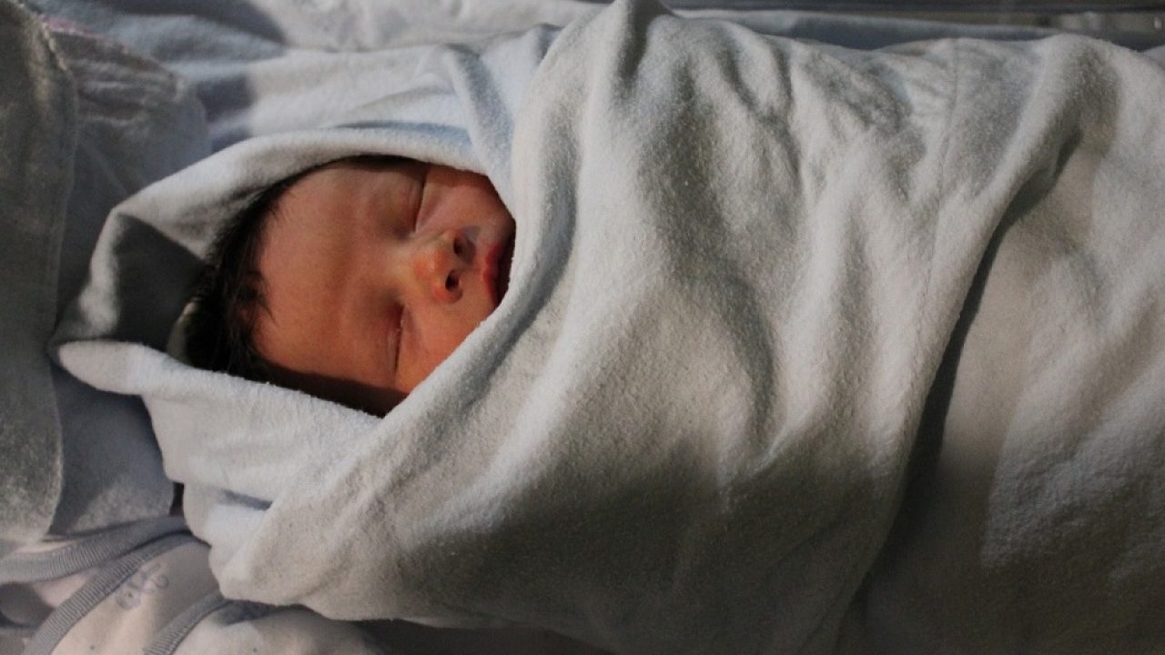 Bébé emmailloté dans un lange