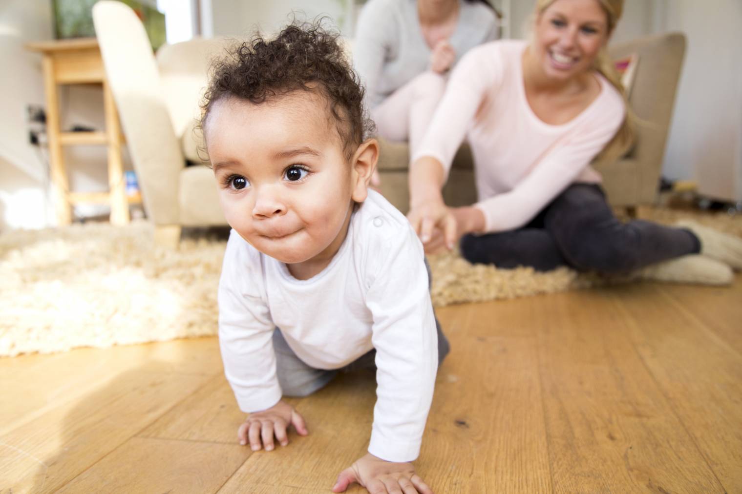 Emmi Pikler avec un bébé en motricité libre