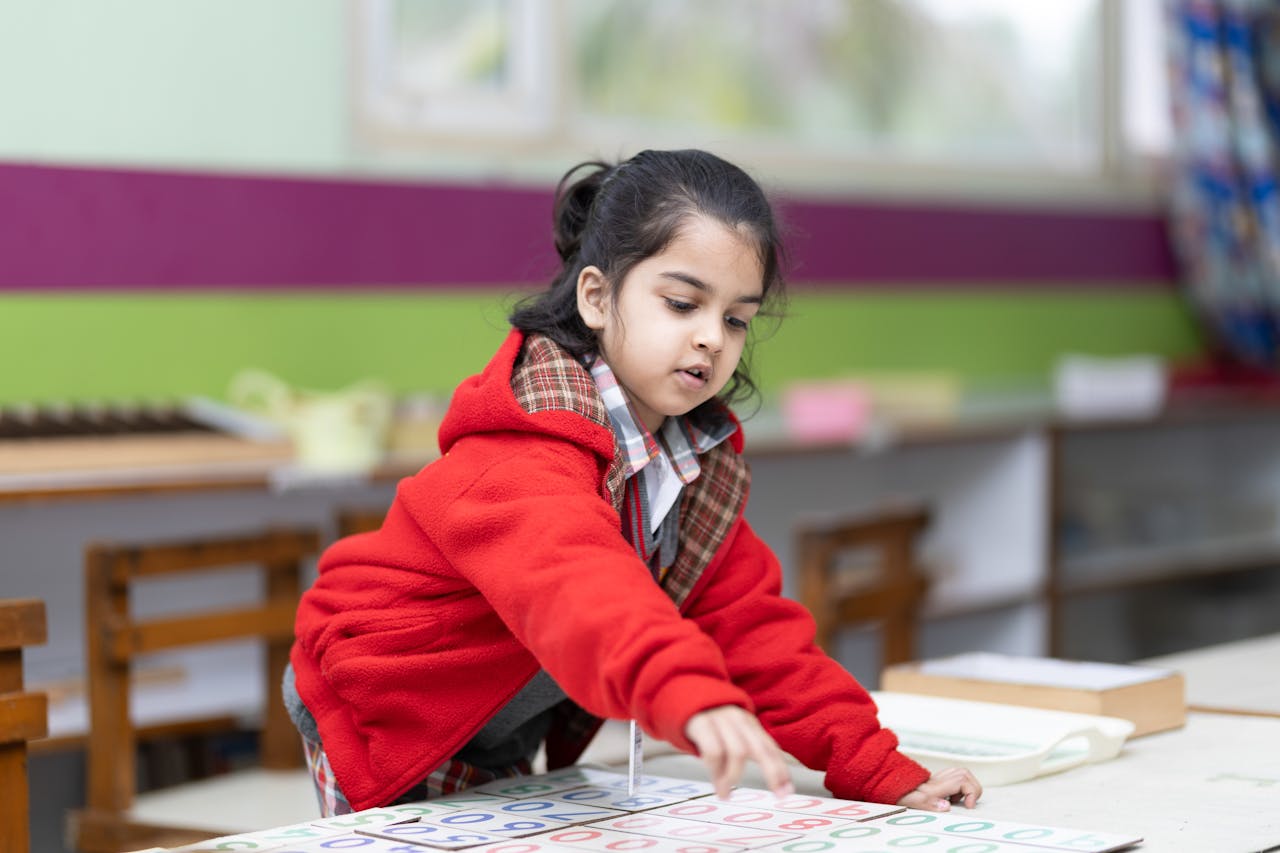 Enfant de 3-6 ans en pleine période sensible, concentré sur une activité