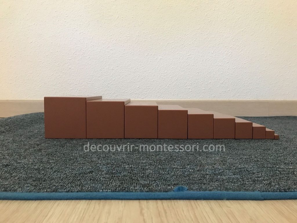 L'escalier marron Montessori : prismes gradués en bois