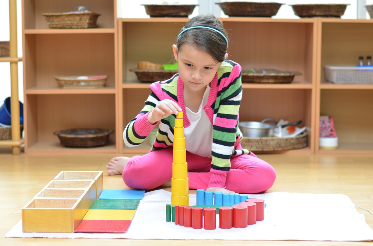 Enfant en activité Montessori 2-3 ans