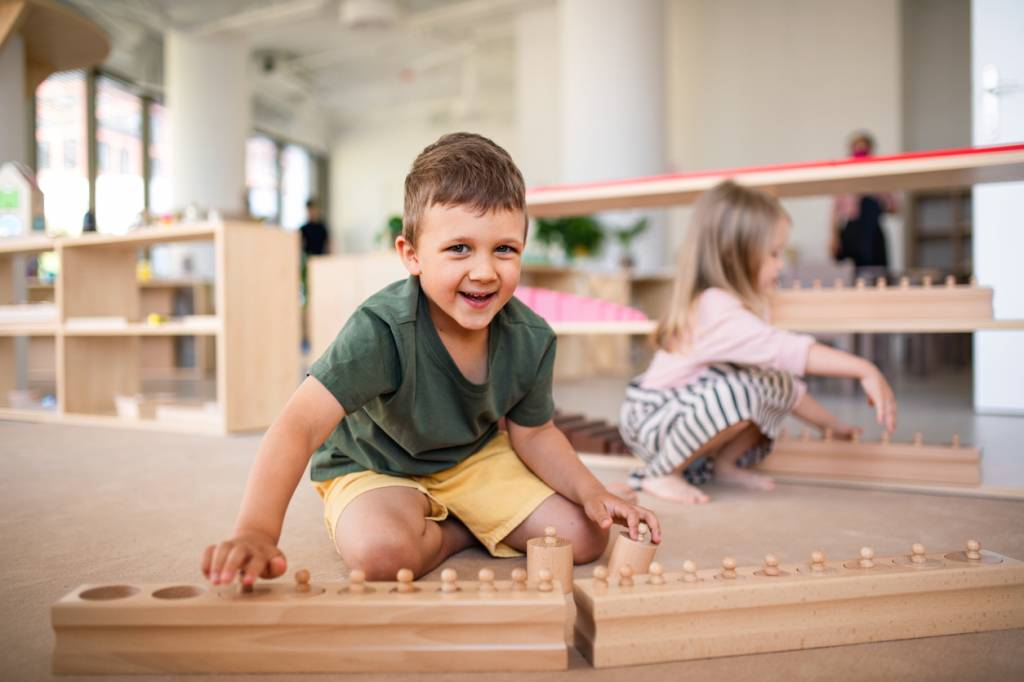 Classe Montessori avec enfants en travail libre