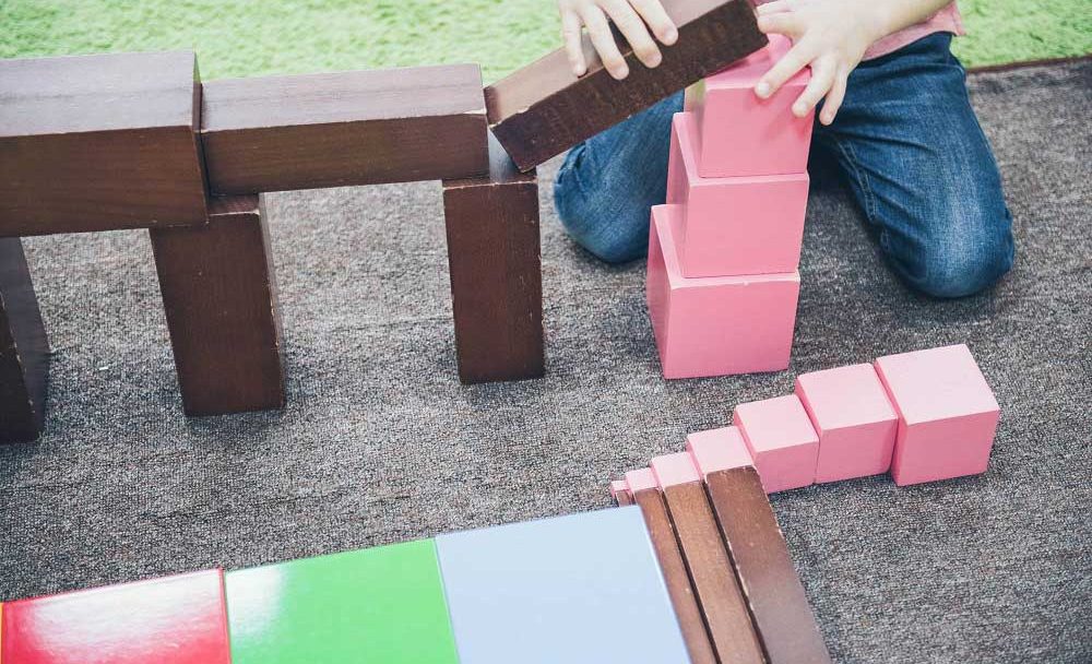 Matériel Montessori utilisé par un enfant en autonomie