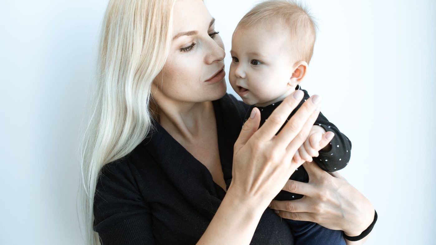 Une mère parle à son bébé en face à face, à hauteur de son visage