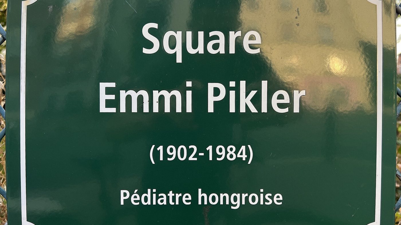 Plaque du square Emmi Pikler, Paris 20e : 1902-1984, pédiatre hongroise