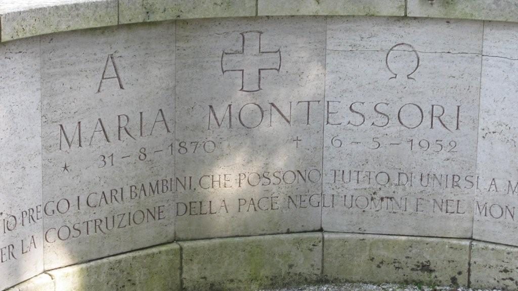 La tombe de Maria Montessori à Noordwijk, avec une croix, un alpha et un oméga, et son épitaphe en italien