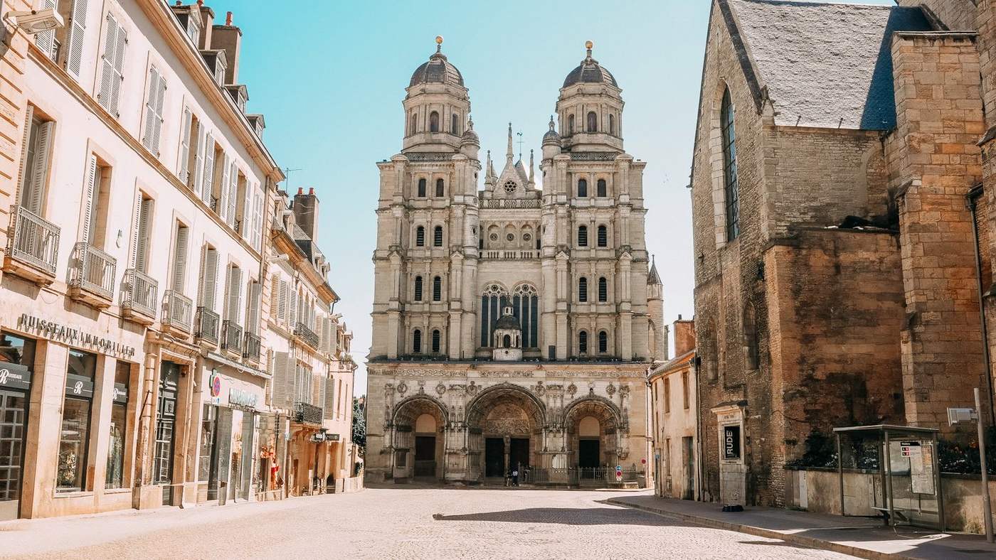 L'église Saint-Michel et une rue du centre de Dijon