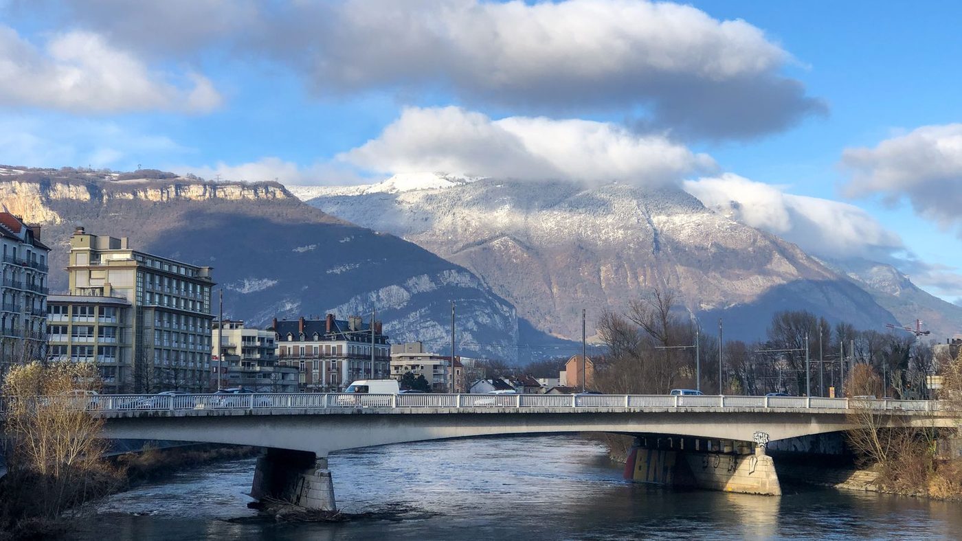 Grenoble, l'Isère et les montagnes enneigées en arrière-plan