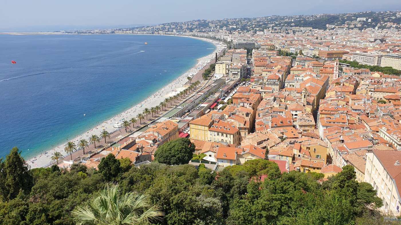 La baie des Anges et la promenade des Anglais à Nice, vues d'en haut