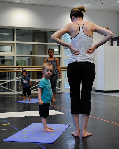 Enfant pratiquant le yoga